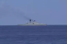 台海激烈对峙：7000吨级052D开足马力，高速甩尾戏耍台“康定”舰图片