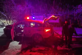 南川警方紧急救援大雪被困游客图片