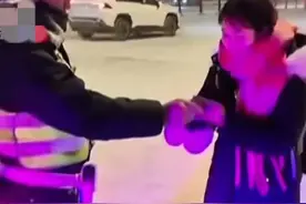 小土豆太可爱了吧!证件丢失被警察找回，直接开心的跳脚和转圈圈图片