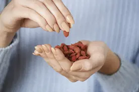 枸杞不仅能增精，还能降血糖？枸杞干吃好，还是泡水好？答案来了图片