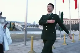 令人不舍！原天安门升旗手张自轩带父母回到他曾经战斗的地方图片