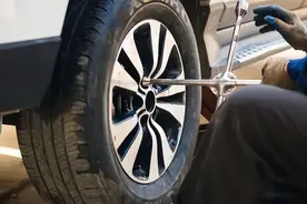 汽车轮胎多久换一次？是4条一起换还是先换2条？维修老师傅为您解答图片