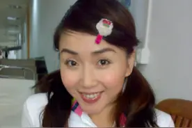 50岁的广东歌手张莹，与廖百威同时期出道，父亲曾资助7500名学生图片