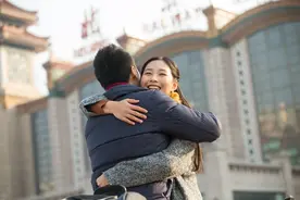男孩向女子索要拥抱，背后故事让人心酸图片