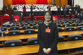 省政协委员陈胡兰：让老年人刷脸即可免费乘车图片