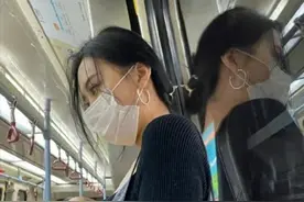 毁三观，上海地铁偶遇一女子，好兴奋。网友评论：该怎么打招呼！图片