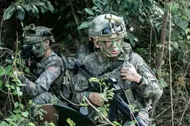 细节拉满！解放军全面换装21式作训服，帅气十足、隐蔽性极其出色图片