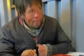 流浪博士闹大了！张雪峰打脸胡锡进，凭啥帮美国人出国？评论炸裂图片