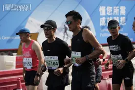 68岁周润发跑完半马！香港马拉松“星味”十足丨香港一日图片