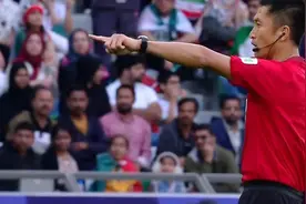 5人抗议无效！马宁94分钟判点球，送日本队1-2出局，伊朗球迷鼓掌图片