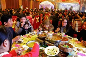 60年代吃糠咽菜，70年代粗粮充饥，80年代勉强温饱，现在吃什么？图片