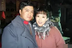 他长得高大帅气，娶黄志忠前妻何音，将继子视如己出，婚后无儿女图片