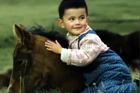 童星方超：2岁成名，18岁时因长得太矮没学可上，47岁仍单身图片