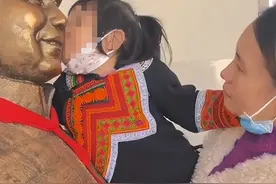 三岁女儿一眼认出石像爸爸，央视亲自报道，让人泪目的真实故事！图片