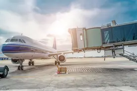 八十岁以上老人可以坐飞机吗？这些要求需提前知晓！图片