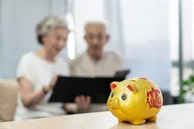 我身边的退休人员，退休金可分为6个档次，看看你在哪个档次图片