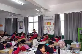 “教室窗帘好漂亮，我坐在窗户旁再也不反光了”图片