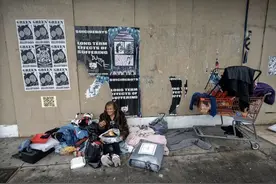 美国多地立法禁止街头露宿，公众敌意加深，流浪者面临猎杀威胁图片