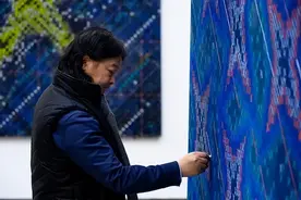 上海教师26岁决心画画，36年只画一横一竖，作品在全世界巡回展览图片