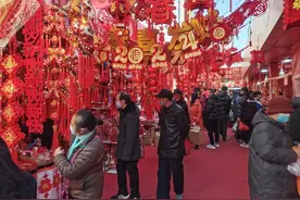 西安长乐中路年货市场供销两旺图片