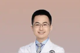 不要再当简单的头皮屑处理了，这是头皮的脂溢性皮炎，要重视！ #抖出健康知识宝藏 #头屑 #头油 #头痒 #止痒视频封面