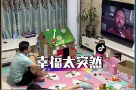 才十个多月的宝宝，还没站稳突然间就会走了，这可把爸爸激动坏了，眼泪都就出来了！你们家宝宝都是什么时候会走的，我们走的是不是有点早了呢？#记录宝宝成长 #迈开人生的第一步 #爸爸的小棉袄 #每一个幸福瞬间都值得被记录 #万万没想到视频封面