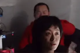 #孙俪看等等打球就看个热闹 #孙俪 就算俪boss是个球类小白，也不妨碍她为等等加油，为#中国乒乓 呐喊～最动人的是永不放弃的体育精神！#看一遍笑一遍 #幕后花絮