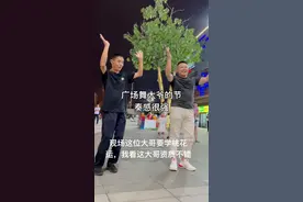 #桃花运教学#抖音广场舞 #抖音广场舞一哥   这位大哥骨骼清奇，一看就是练舞的奇才！加油