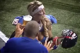 #橄榄球 #nfl 艾特出你身边能打过女橄榄球员的朋友！视频封面