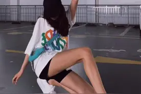 宽松的t恤如何拍出辣妹照#时尚百万新星计划 #辣妹拍照视频封面