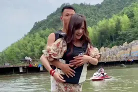 听说限重130斤，知道为什么嘛？😂#水上飞人 #危险动作请勿模仿 #浪漫是一种能力 @人红命硬😻视频封面