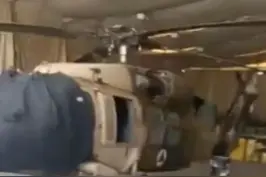 当地时间8月14日，阿富汗塔利班武装人员公布在坎大哈机场缴获的美制“黑鹰”直升机画面。#阿富汗变天有何影响 视频封面