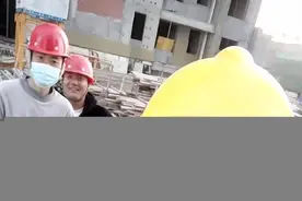 今天拉了两车工人来工地干活，顺便拍个段子！大家猜猜我是什么工#上热门 #方言 #一本正经飚方言 #不嫌弃农村人扣个爱心 #努力搬砖 #记录在工地上的日子 #创作灵感 #施工现场实拍 #农民工 视频封面