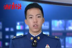 #科普消防说 【网红加特林】近日，江苏一家长带着孩子在草坪上燃放“加特林”，射出的彩珠点燃了干草垛，并蔓延导致周边一店铺起火，所幸救援及时，未造成人员伤亡。今年，网红烟花“加特林”因燃放效果酷炫在网上迅速走红，但是它也存在一定的危险性。当加特林烟花点燃后，喷射射程接近40米，彩珠燃烧温度超过1000℃，飞溅到可燃物时火光明显，物体瞬间被点燃，加特林燃尽后，点火口温度仍然在240摄氏度以上。烟花虽美，小心有炸。大家在燃放烟花时一定要注意安全！#元宵节 #加特林烟花视频封面