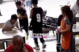 7月6日  , 四川内江。#两学生吃饭遇见老师转身就跑 网友: 像极了学生时代没写完作业的我...🤣视频封面