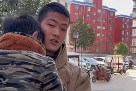 这是我的弟弟，今年23岁，名字叫祥祥，我离婚后所有人都劝我放弃前夫的儿子，只有弟弟真心支持，并让我住他的婚房，我和弟弟 相差十岁，他小时候像个小跟屁虫跟在我身后，心情不好的时我就会大声吼他，心情好的时候会逗他玩，后来我去打工，他一直上学，我结婚时候他才上初中，送嫁那天哭着说：姐你一定要幸福.我离婚时候他在部队，等他回来的时候才知道我离婚了，拉着我哭着说：姐！这辈子，我养你.当时我恨极了自己的无能，我从来都没为弟弟做过么，却让刚踏入社会的弟弟如此揪心.这几年因为婚姻失败，我变得懦弱自卑，不相信世界有人爱我，因为有时候我妈都不理解我，可弟弟总是尽自己最大的努力保护我，他是除了儿女父母之外跟我最亲的人，今天弟弟告诉我要带女朋友回家了，我欢喜弟弟好事将近，但弟弟却交代我不用包红包，可按照我们这里的习俗第一次带对象回家肯定是要准备利事的，你们那里的习俗需要准备吗？万能的抖音这种情况到底准备多少合适？#我在抖音记录平凡生活视频封面