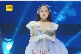 5月19日，广东深圳一名11岁#女孩走秀绊倒迅速站起走完，网友：自信满满，未来可期！视频封面