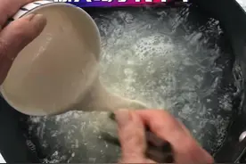 #河南美好推荐官 #面疙瘩 #面疙瘩汤 #面疙瘩汤的制作方法 #河南特色美食 秘籍：面糊搅拌均匀后放入冷水ding一会儿再搅匀再下锅。面汤养胃视频封面
