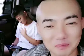 带儿子去理发，被儿子嫌弃拉#表演我是认真的 #搞笑父子视频封面