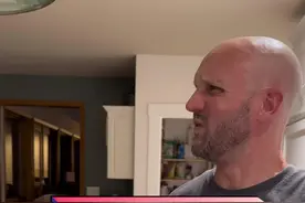 老外不相信这么难喝的东西居然是喝进肚子里的，于是他在找借口是不是刚刚吃了东西串味了于是勇敢尝试了第二口直接天灵盖掀开哈哈哈哈哈#逗比夫妻日常 @威廉妈妈-跨境小店视频封面