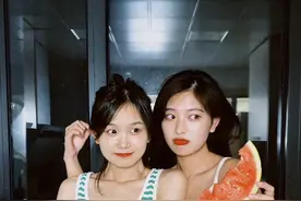这个视频必须叫上你的姐妹一起来吃瓜！！夏日宅家闺蜜西瓜写真大片给我学起来！！！视频封面
