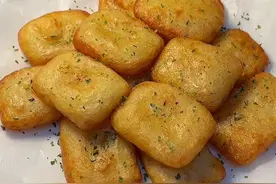 今天这个土豆的神仙吃法巨好吃！快去做给心爱的人吧！#土豆的创意吃法 #薯饼 #跟抖音学做菜 #抖音美食创作人
