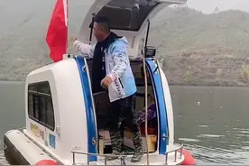 有了水路两栖房车涨多大水也不怕了，每天都要升起我们的国旗！涨水也耽误不了！喜欢的朋友双击关注#房车旅行 #户外 #钓鱼人 #野钓 #抖音汽车 #钓鱼视频封面