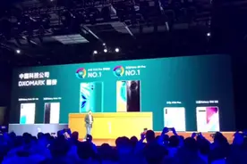 雷军示爱华为，与友商携手同行，相爱相杀，再也不干翻华为了视频封面