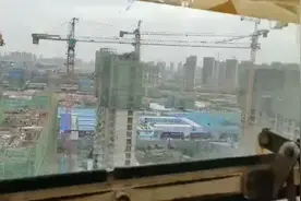 中联5010的塔吊，吊3吨钢筋原材跑到大臂尖塔吊上下跳我都被吓到视频封面