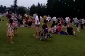 游乐的人群视频封面