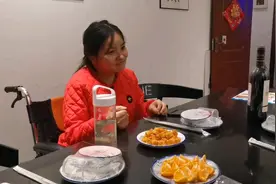 创造生命奇迹的最美渐冻症女孩受邀品鉴豪哥俩美食大咖！视频封面