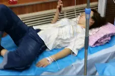 美女大夫，很耐心地给病人针灸视频封面