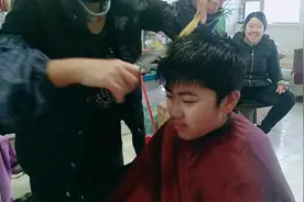 小帅哥13岁就长胡子，到底怎么回事呢？视频封面