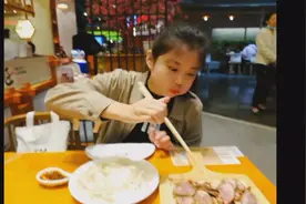 闺密许久未见，竟然是来美容院？中午吃点啥？东北人最爱